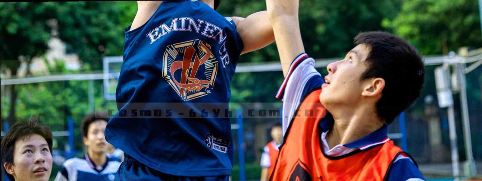 深空蓝底色上的星轨问号抽象图形，线条极细