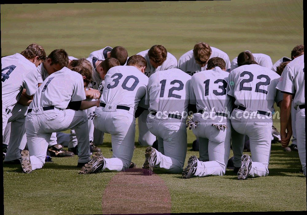 客厅内电视、平板与手机同步播放同一内容的柔和插画